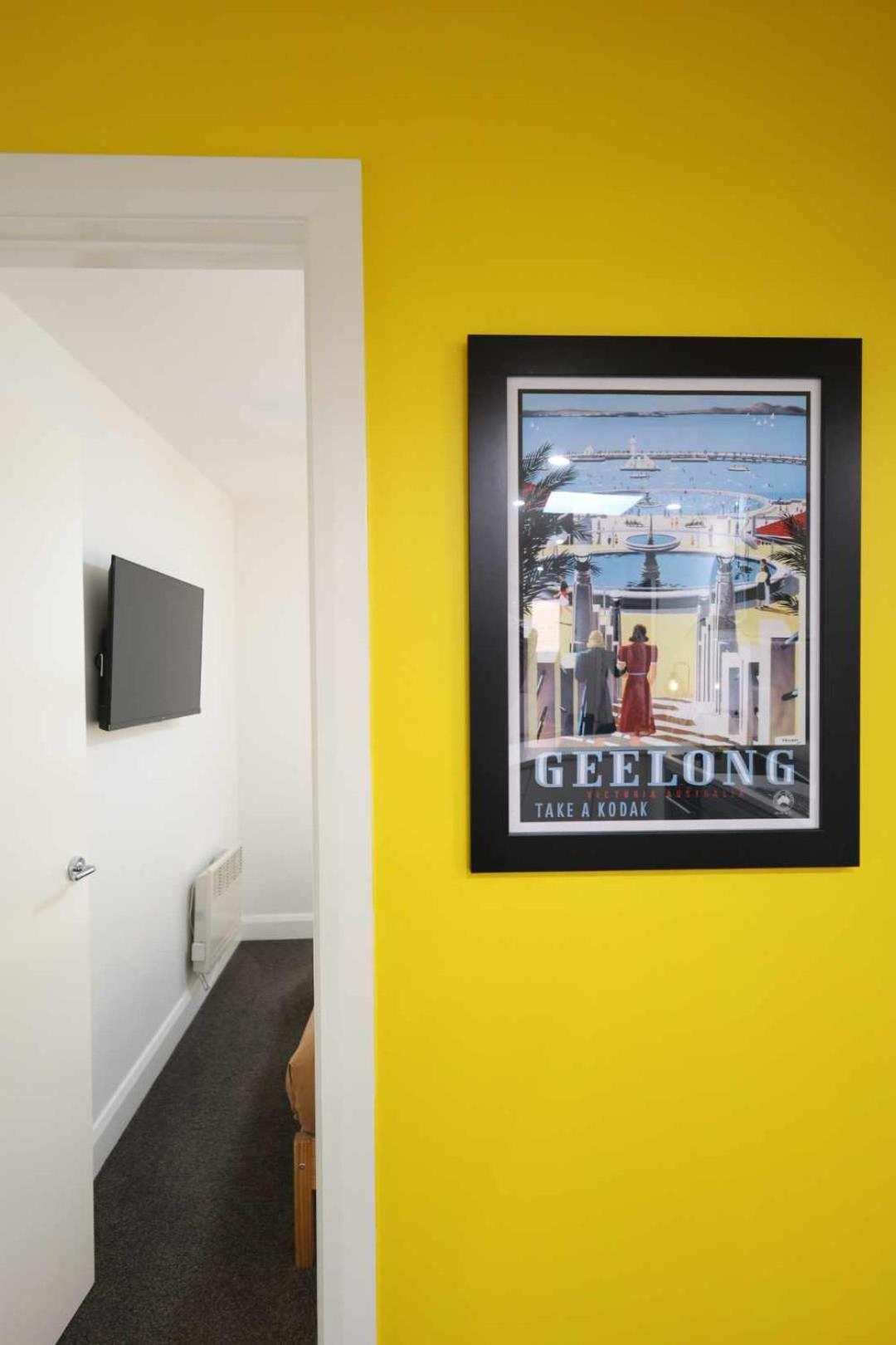 City Centre Unit Overlooking Ryrie Street!