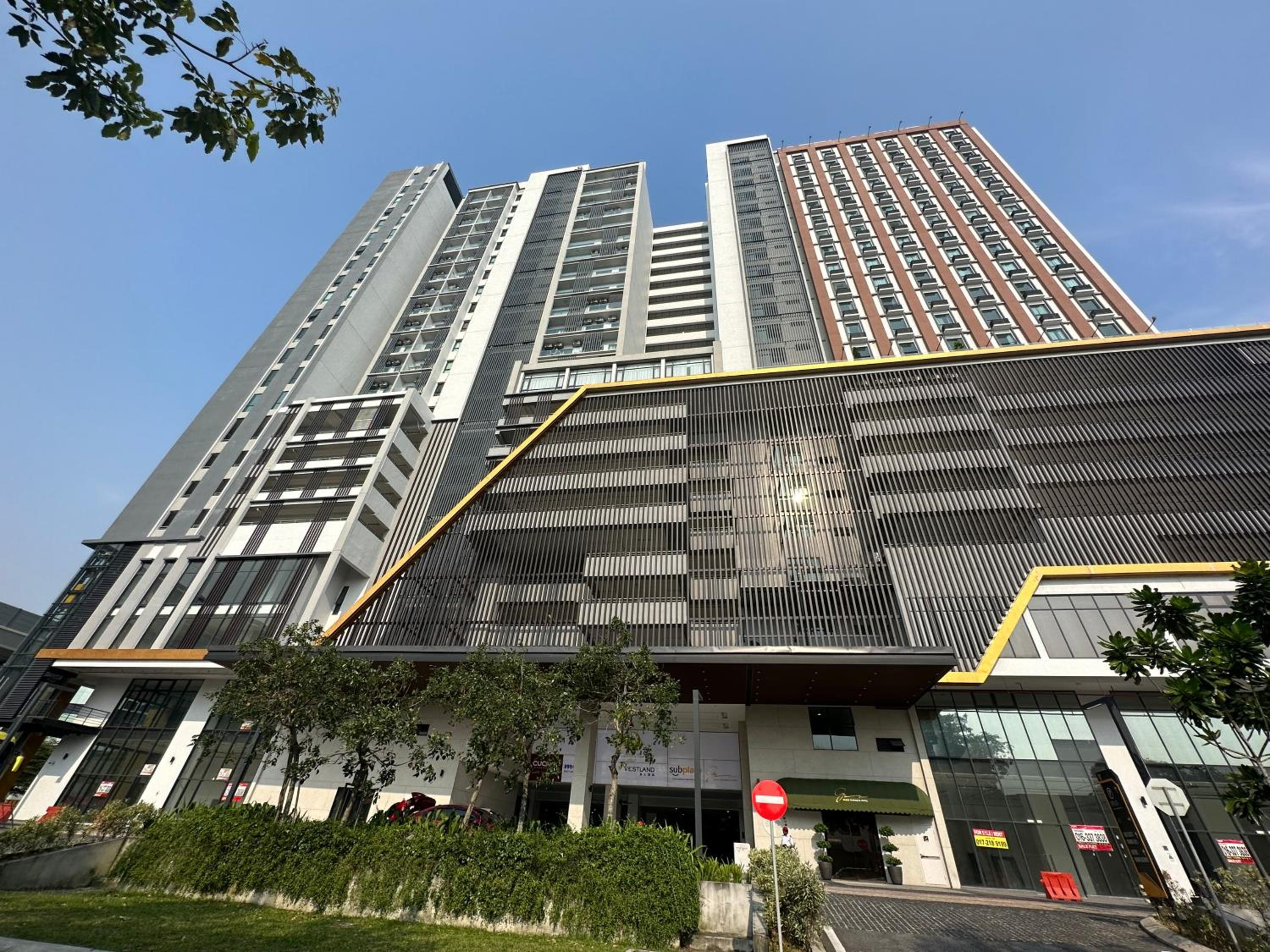 Modern Business Suite Glenview17 @Glenz, Glenmarie photo 8