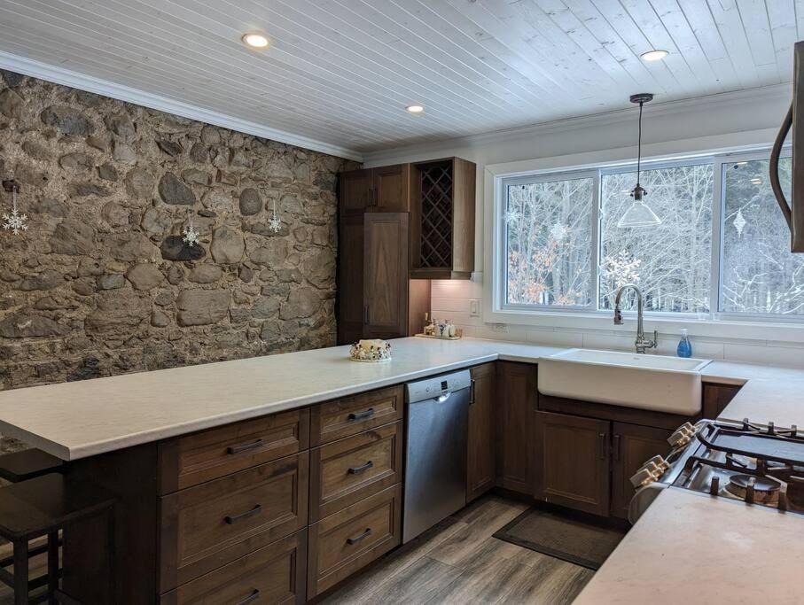 KJ's Farmhouse w/SwimSpa Retreat