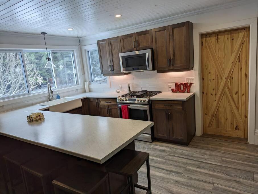 KJ's Farmhouse w/SwimSpa Retreat