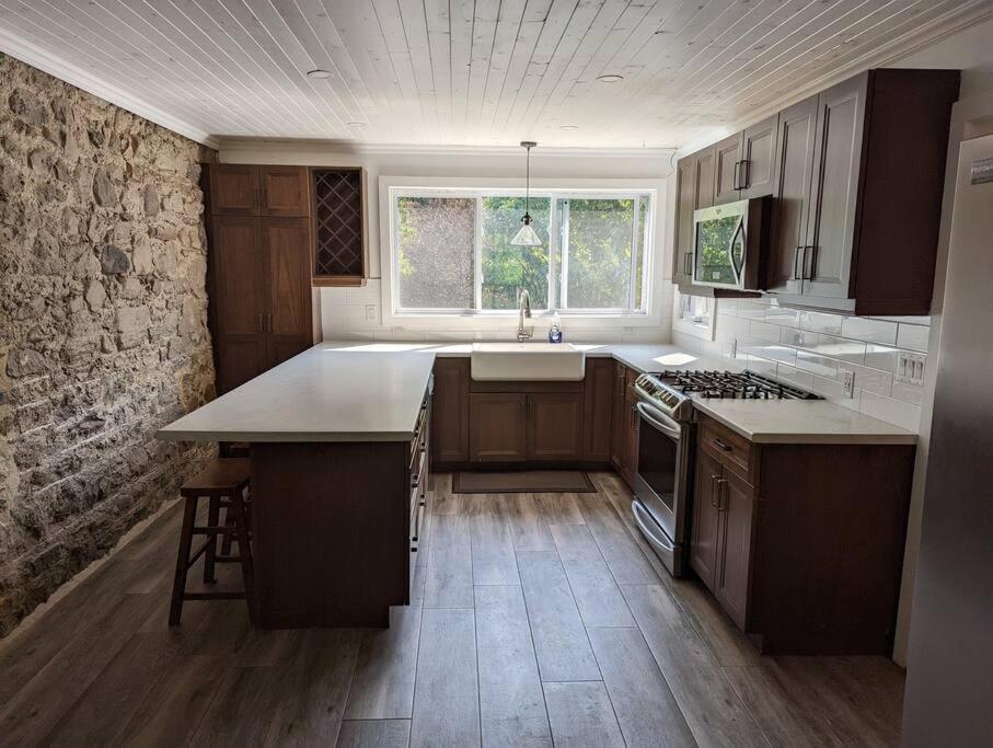 KJ's Farmhouse w/SwimSpa Retreat