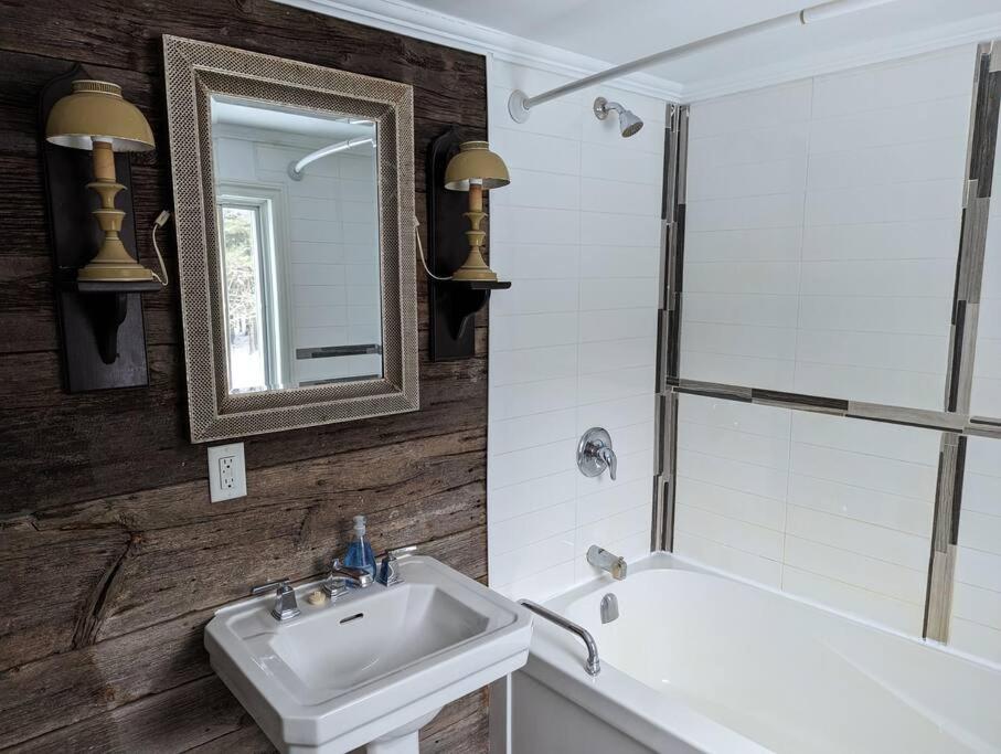 KJ's Farmhouse w/SwimSpa Retreat