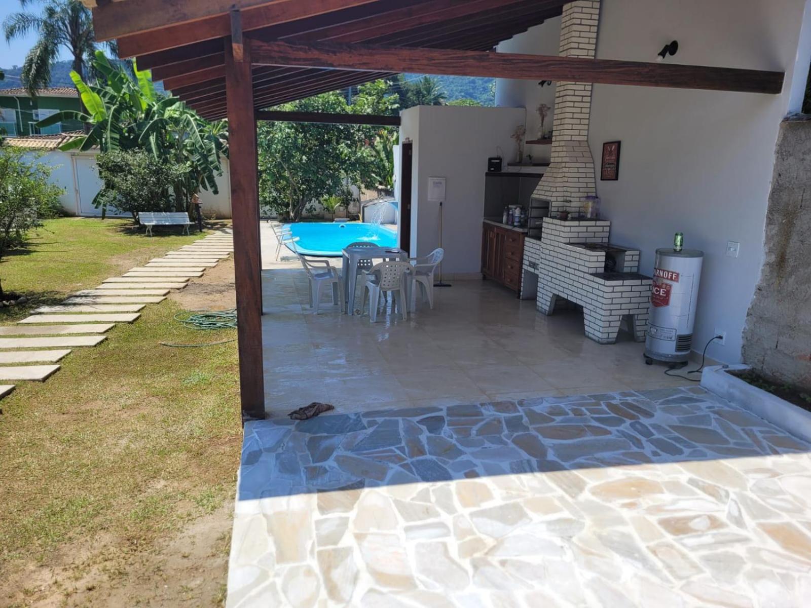 Casa com piscina e churrasqueira!