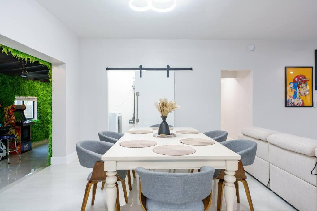 New Miami & Calle Ocho Home with Arcade!