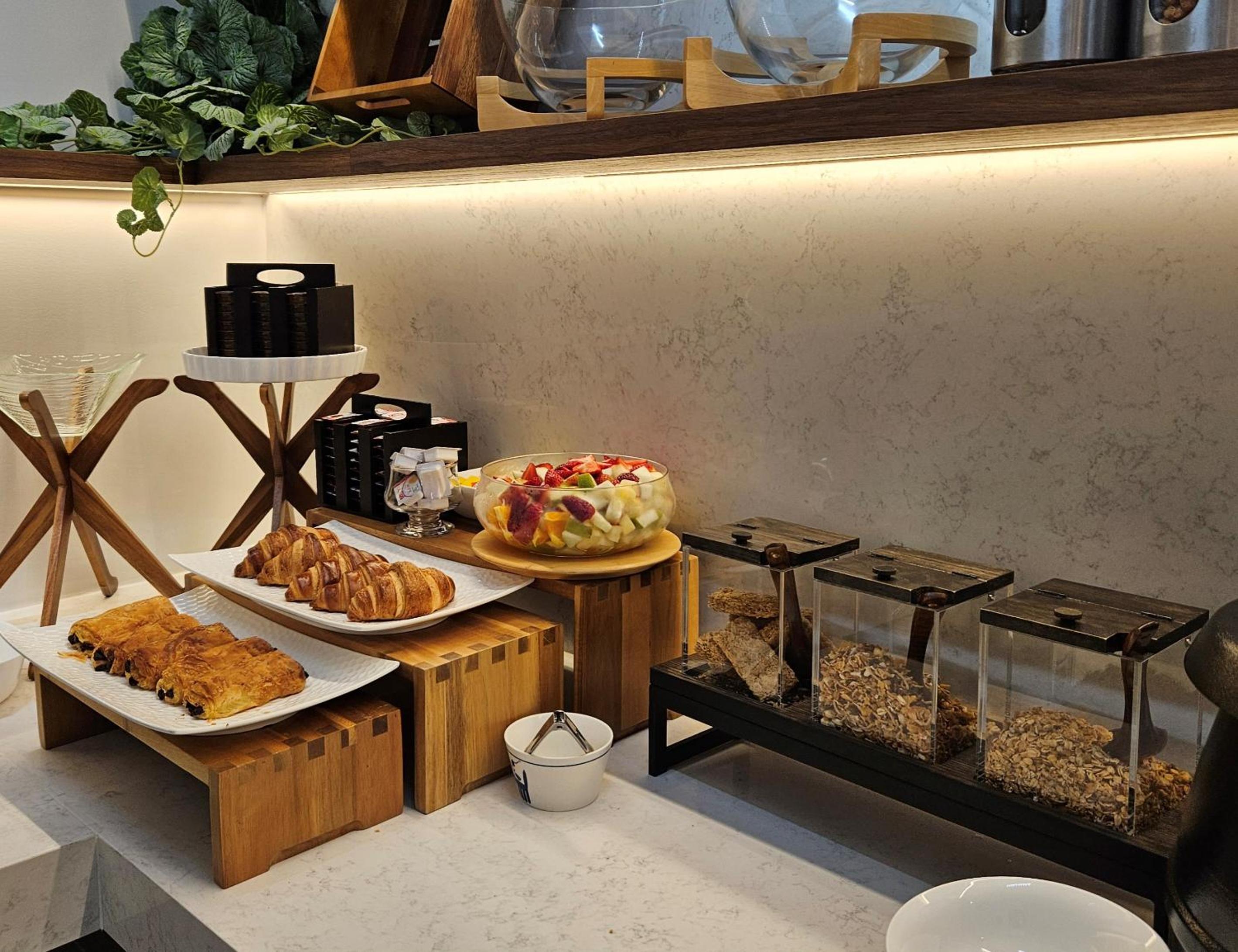 Best Western Newmarket Inn & Suites - Image 2