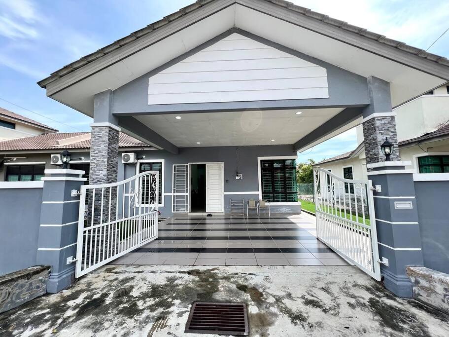 KlebangBesar/PantaiPuteri/Melaka/Cuti 4Bilik/8pax photo 1