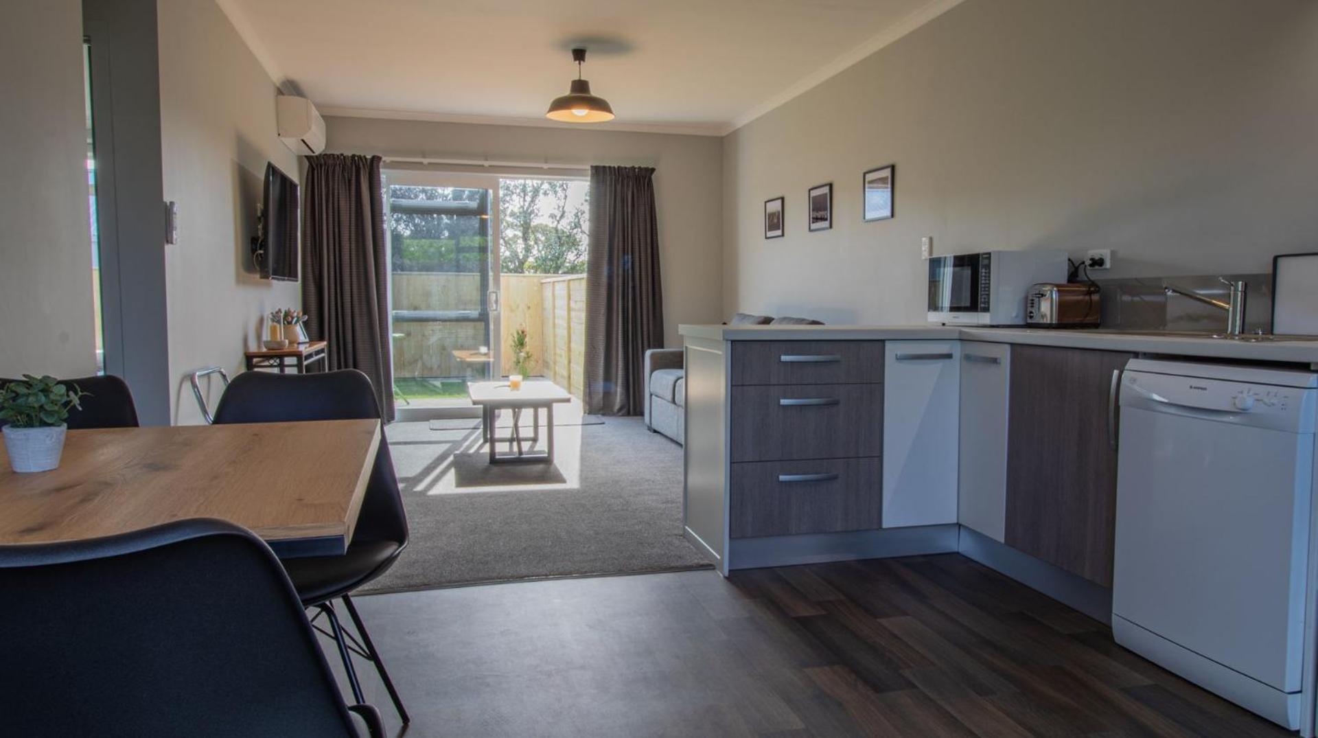 The Aisle Seat - pet-friendly 1BR modern apartment