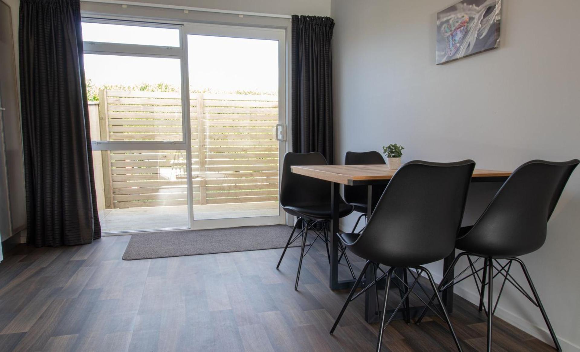 The Aisle Seat - pet-friendly 1BR modern apartment