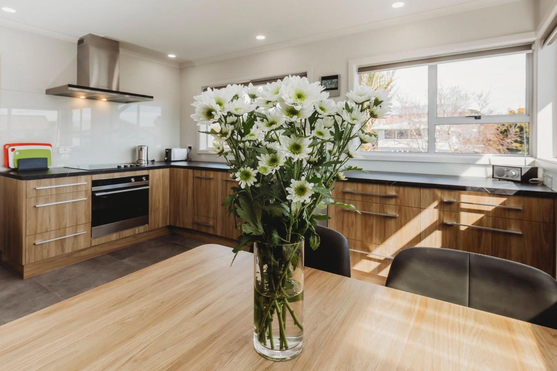 Love It On Lemon - modern townhouse near CBD view 3