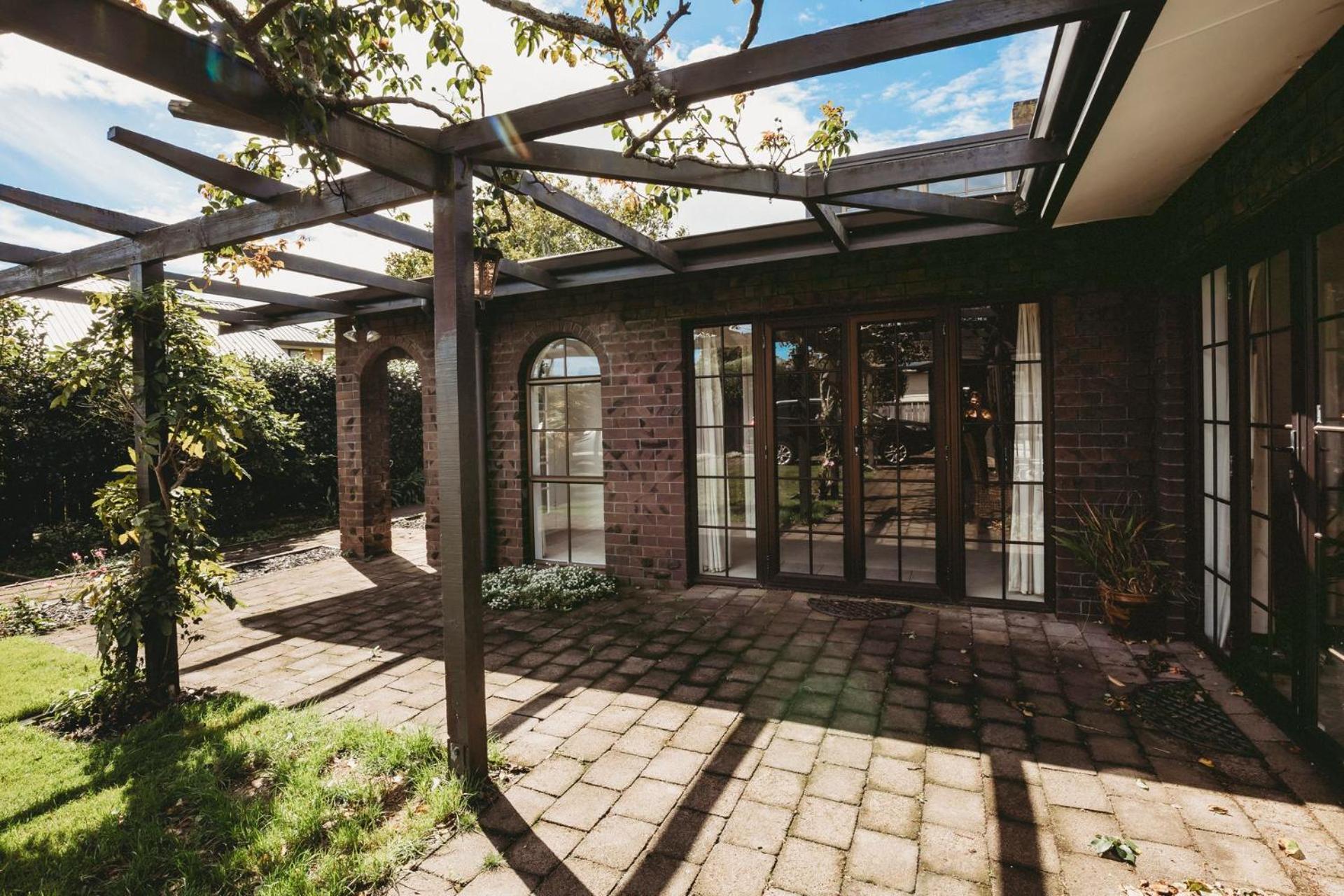 Family Fun - 4BR home with swimming pool and spa view 3
