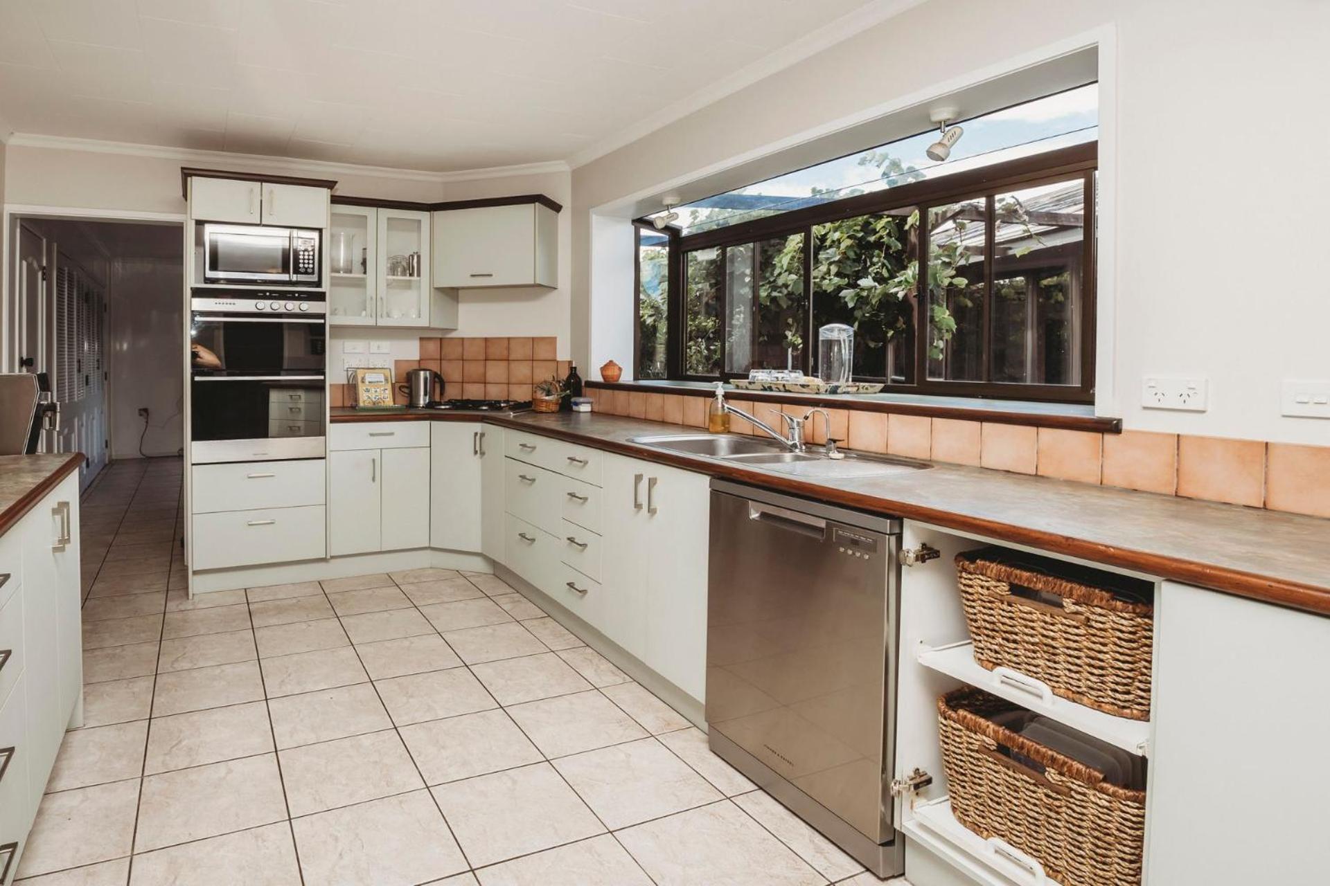 Family Fun - 4BR home with swimming pool and spa view 5
