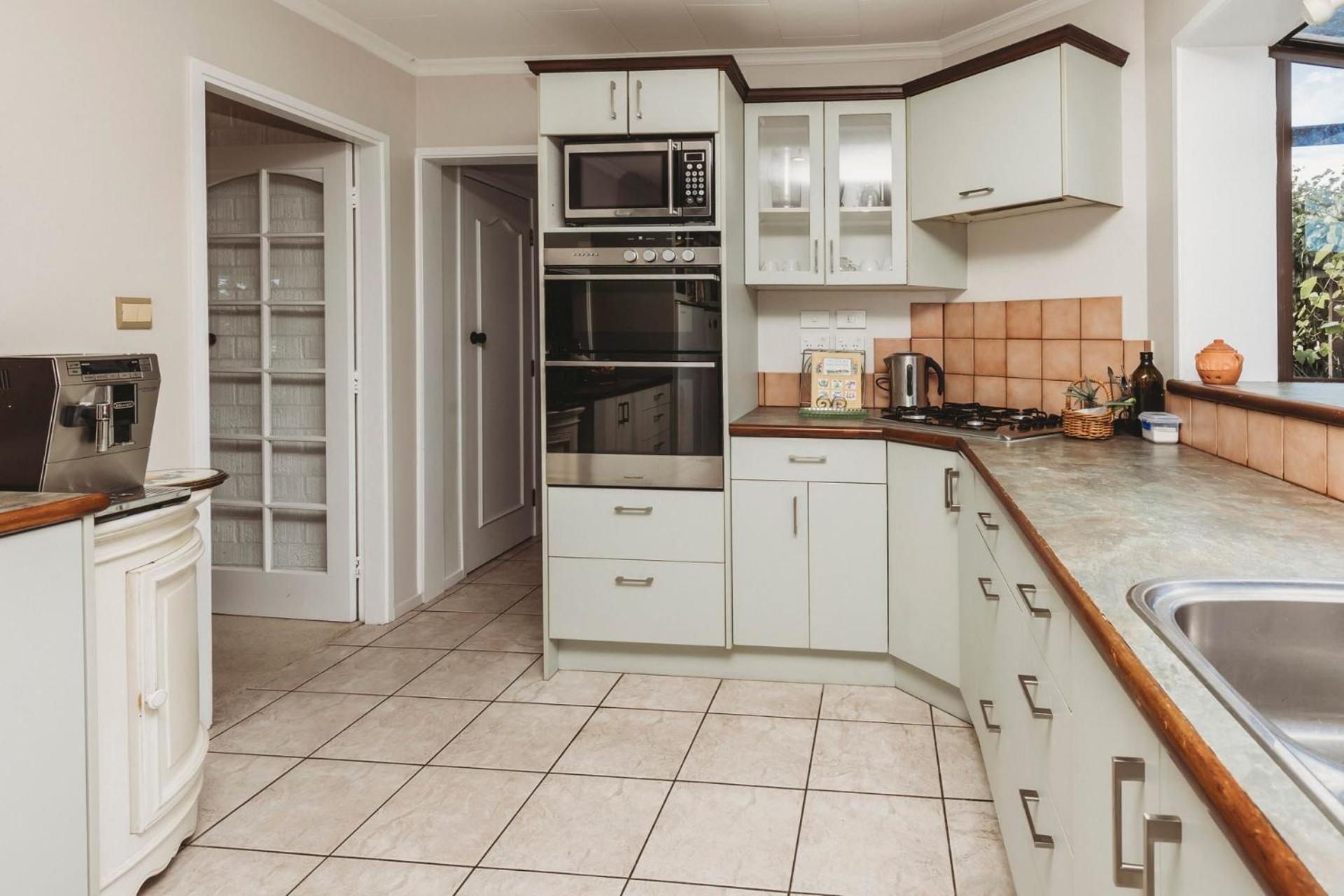 Family Fun - 4BR home with swimming pool and spa view 4