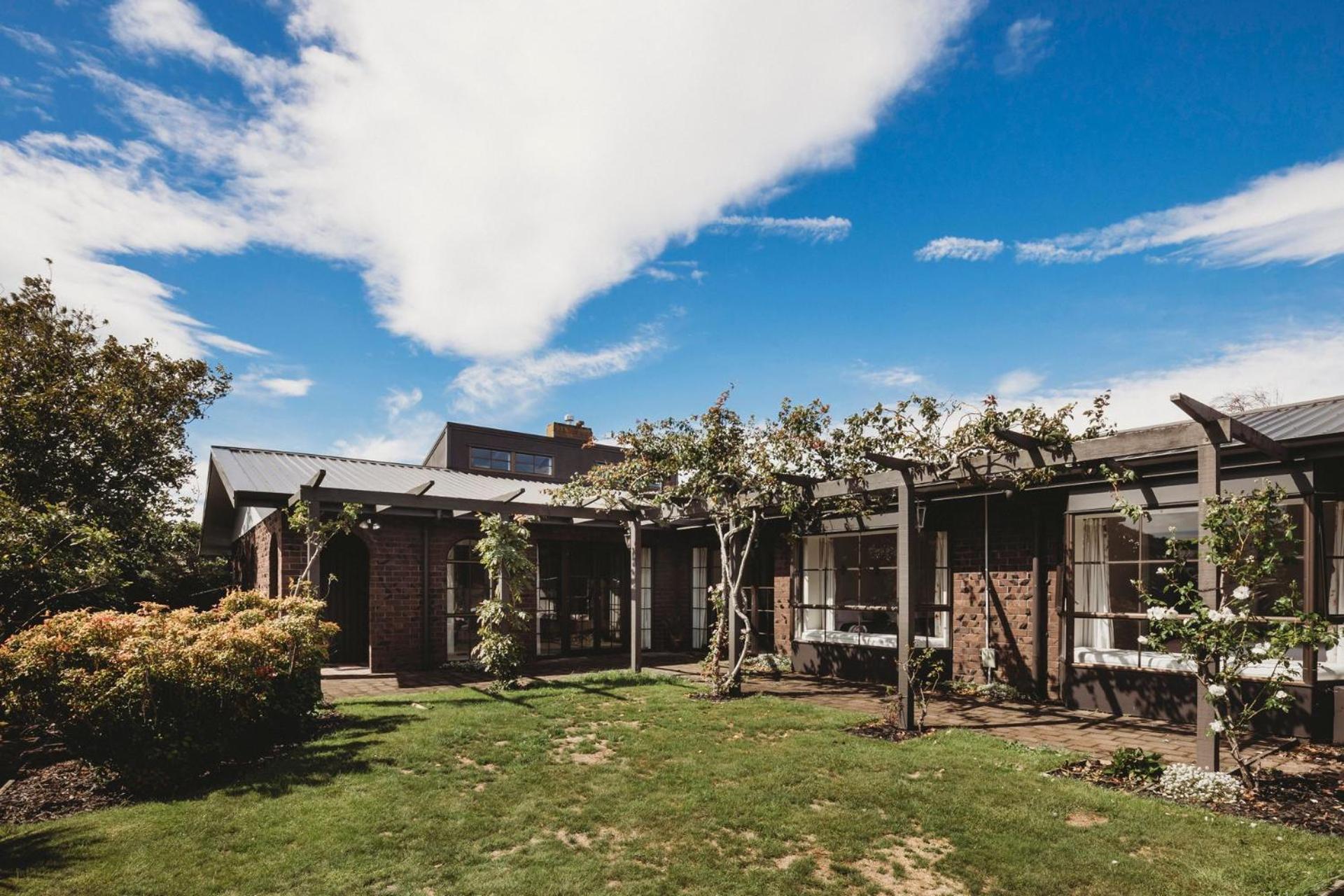 Family Fun - 4BR home with swimming pool and spa view 2