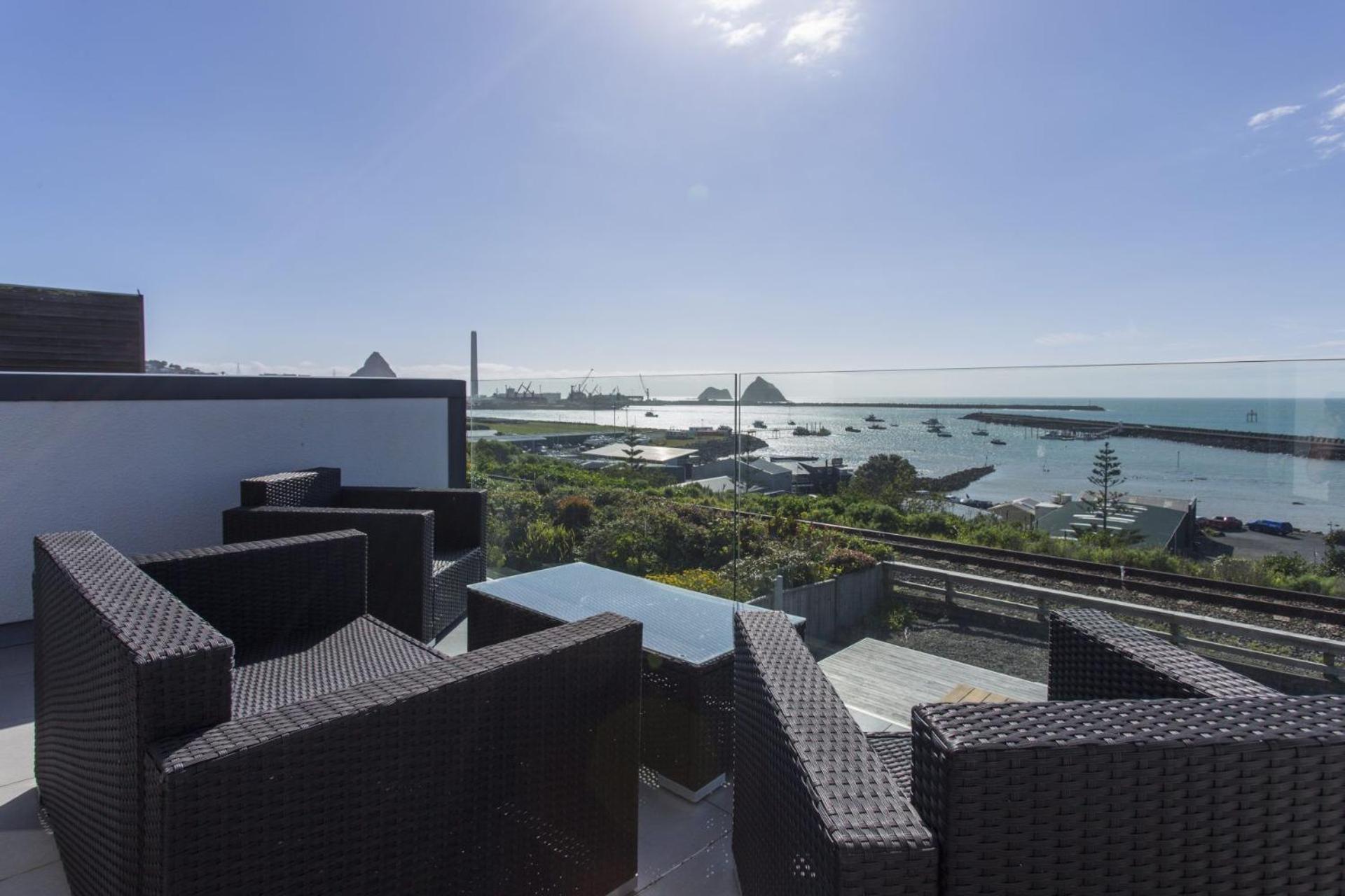 The Waterfront Escape - with panoramic sea views view 5