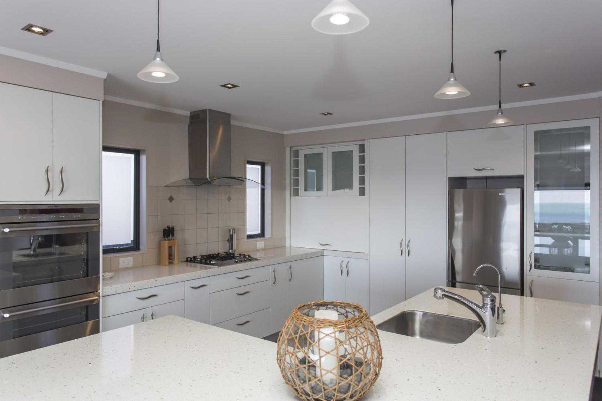 The Waterfront Escape - with panoramic sea views view 4