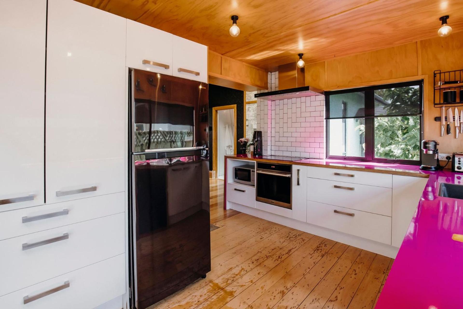 Fun Times in Fitzroy - eclectic bungalow by beach view 4