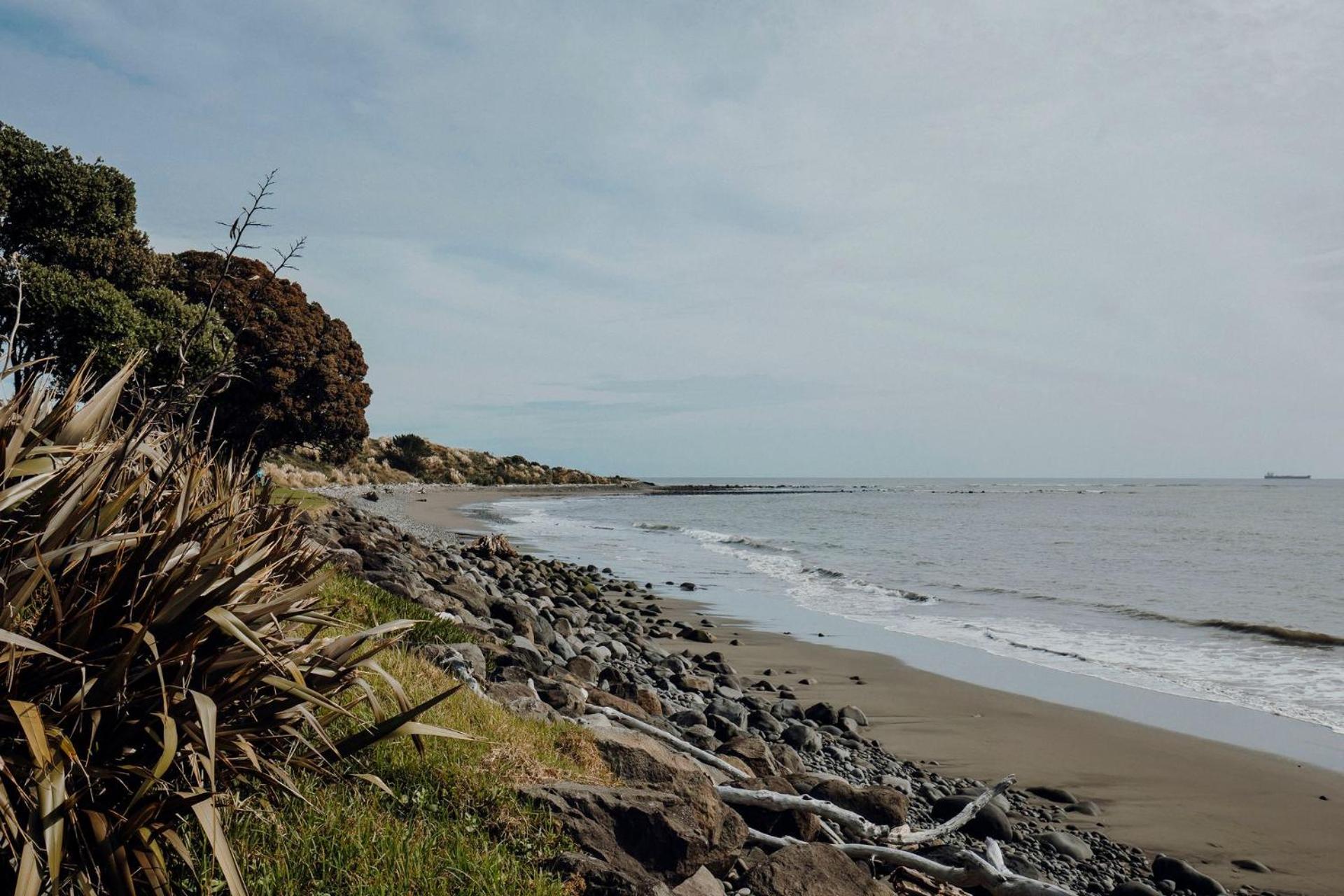 Wanaka Beachouse - stay next to the sand