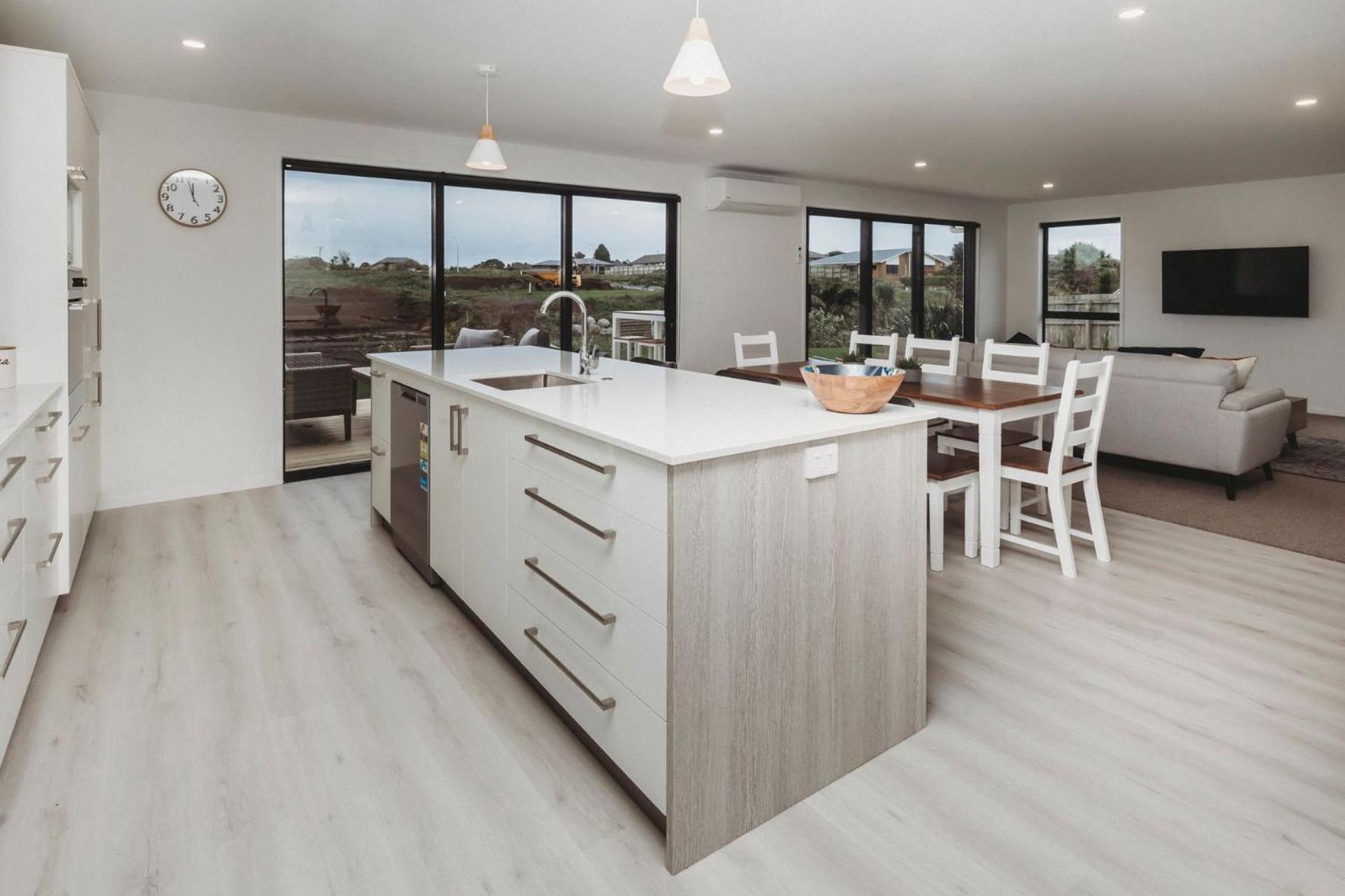 Bell Block Beauty - pristine 3BR home near beach view 3
