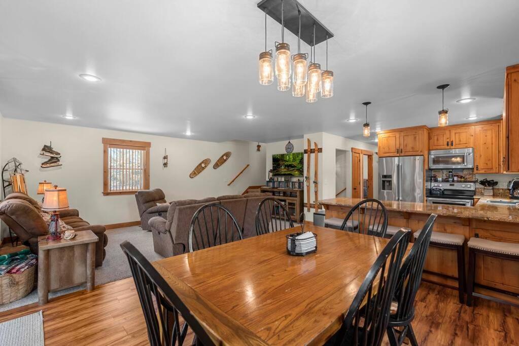 River's Bend Lodge - Hot Tub, Fire Pit, Games & Ski view 5