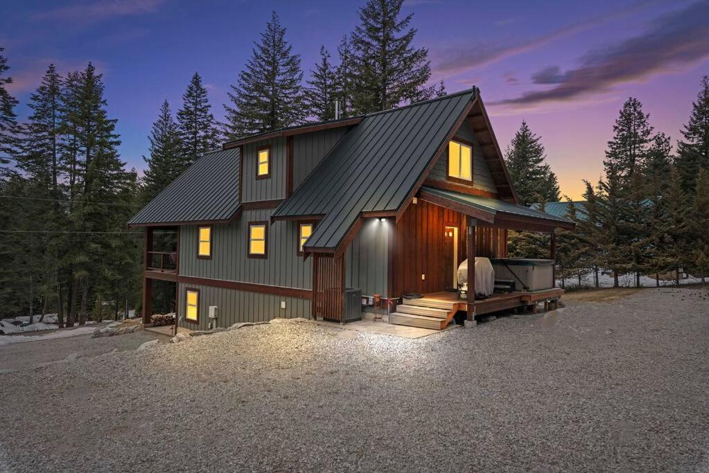River's Bend Lodge - Hot Tub, Fire Pit, Games & Ski view 2