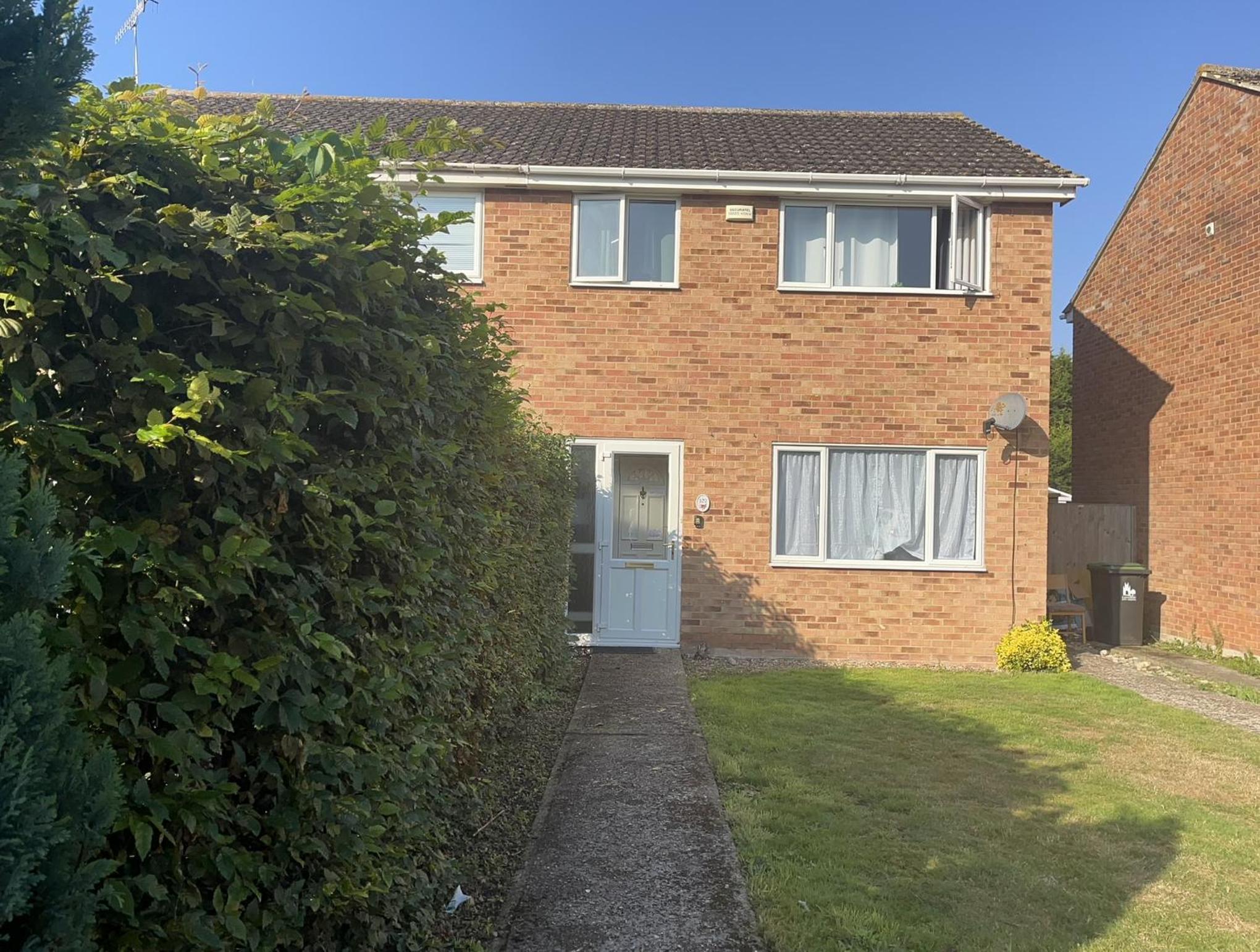 Hotel Gema Stays-Three bedroom home in Canterbury with private parking - Image 1