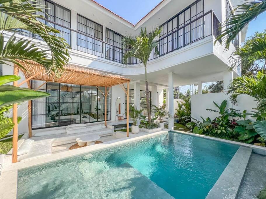 Modern chic 3BR villa in Canggu — recepcion & lobby