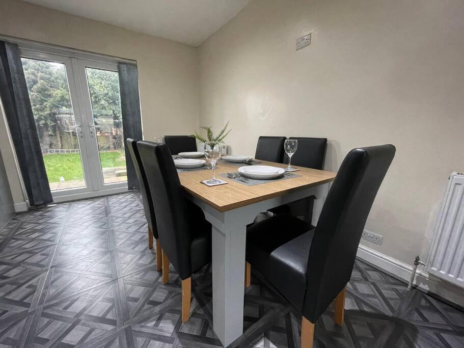 (S12) Bright 3 Bed Home With Free Parking Leeds