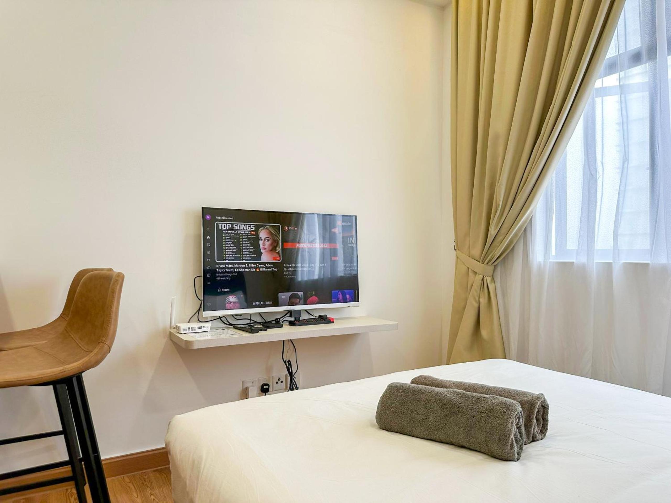 Twin Tower Residence by Nest Home【5 mins walk to CIQ】