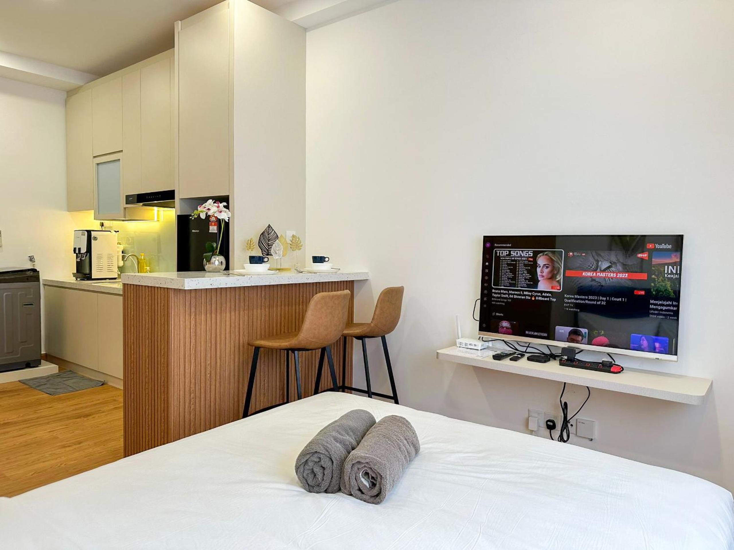 Twin Tower Residence by Nest Home【5 mins walk to CIQ】