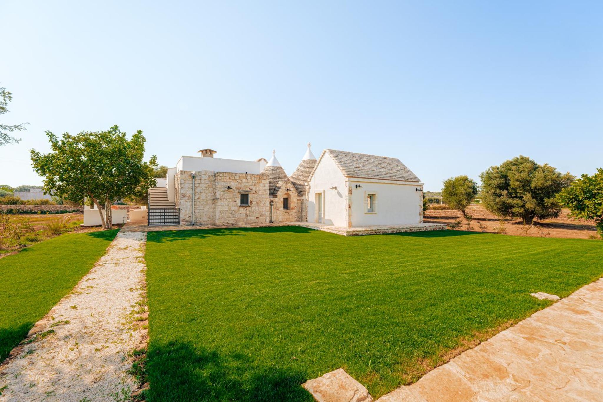 HelloApulia Family Trulli Pumo Bianco