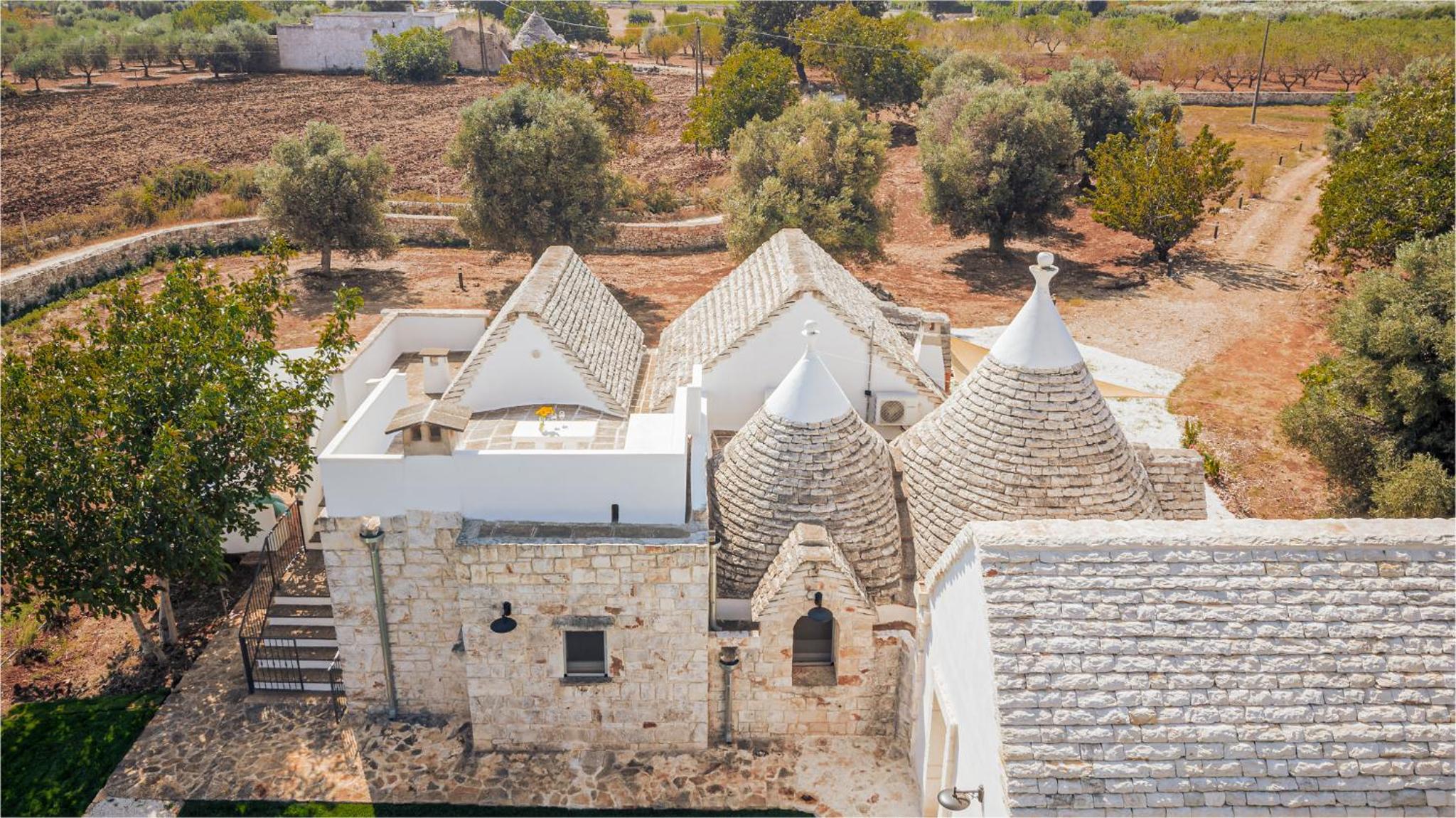 HelloApulia Family Trulli Pumo Bianco