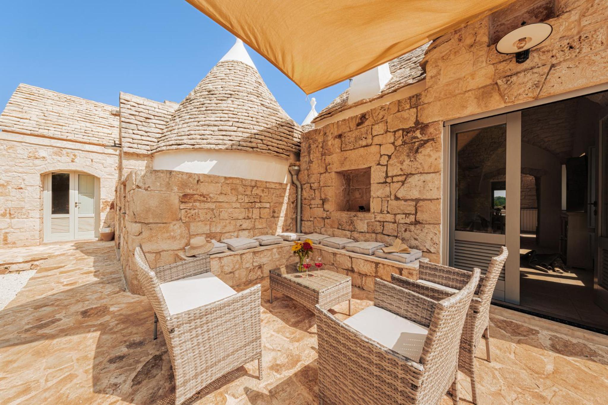 HelloApulia Family Trulli Pumo Bianco