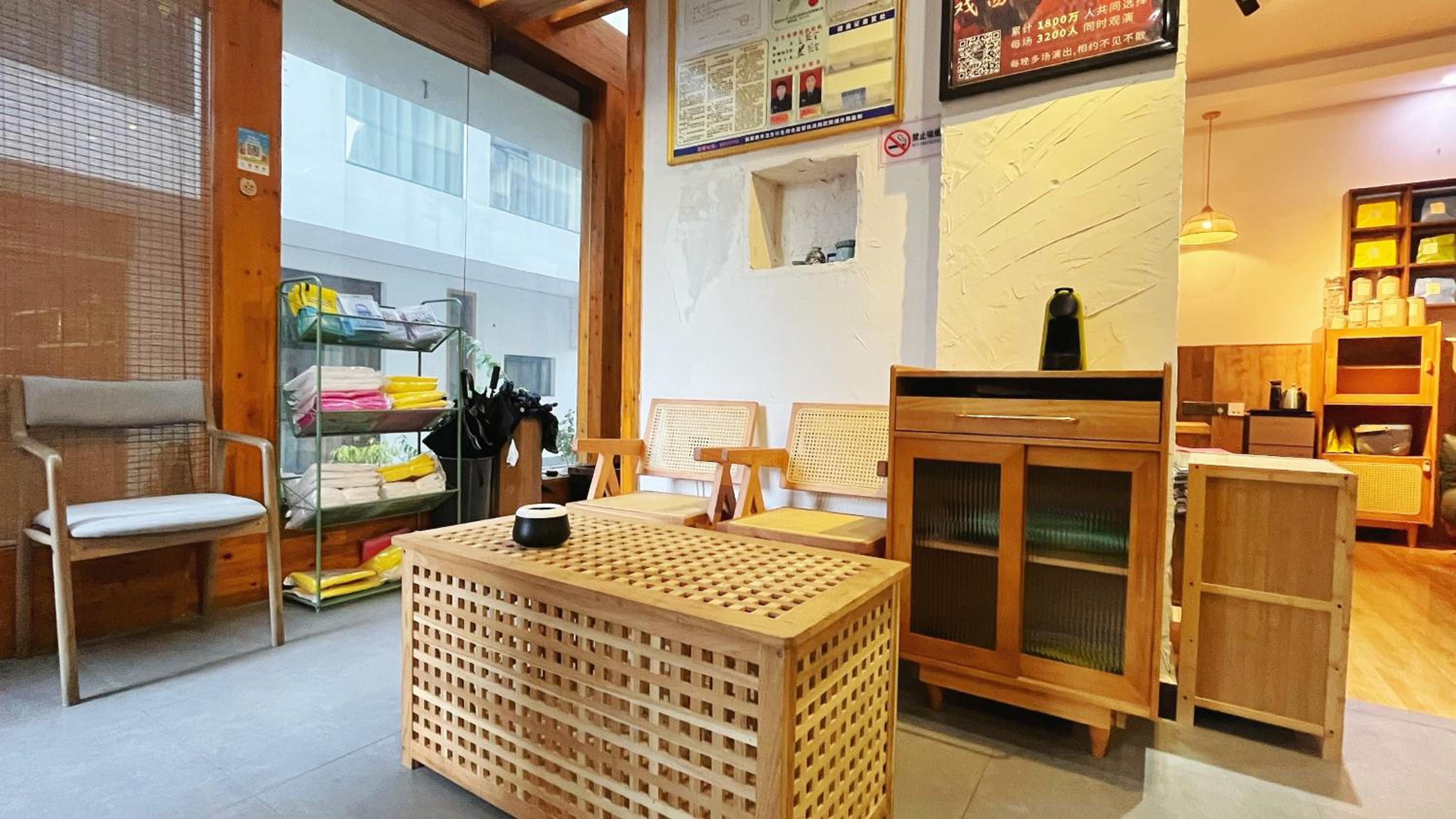 Wally House Hostel - walk 5 minutes to east gate of National Forest Park-ticket book services-free laundry facilities-free capsule coffee-Tour route introd