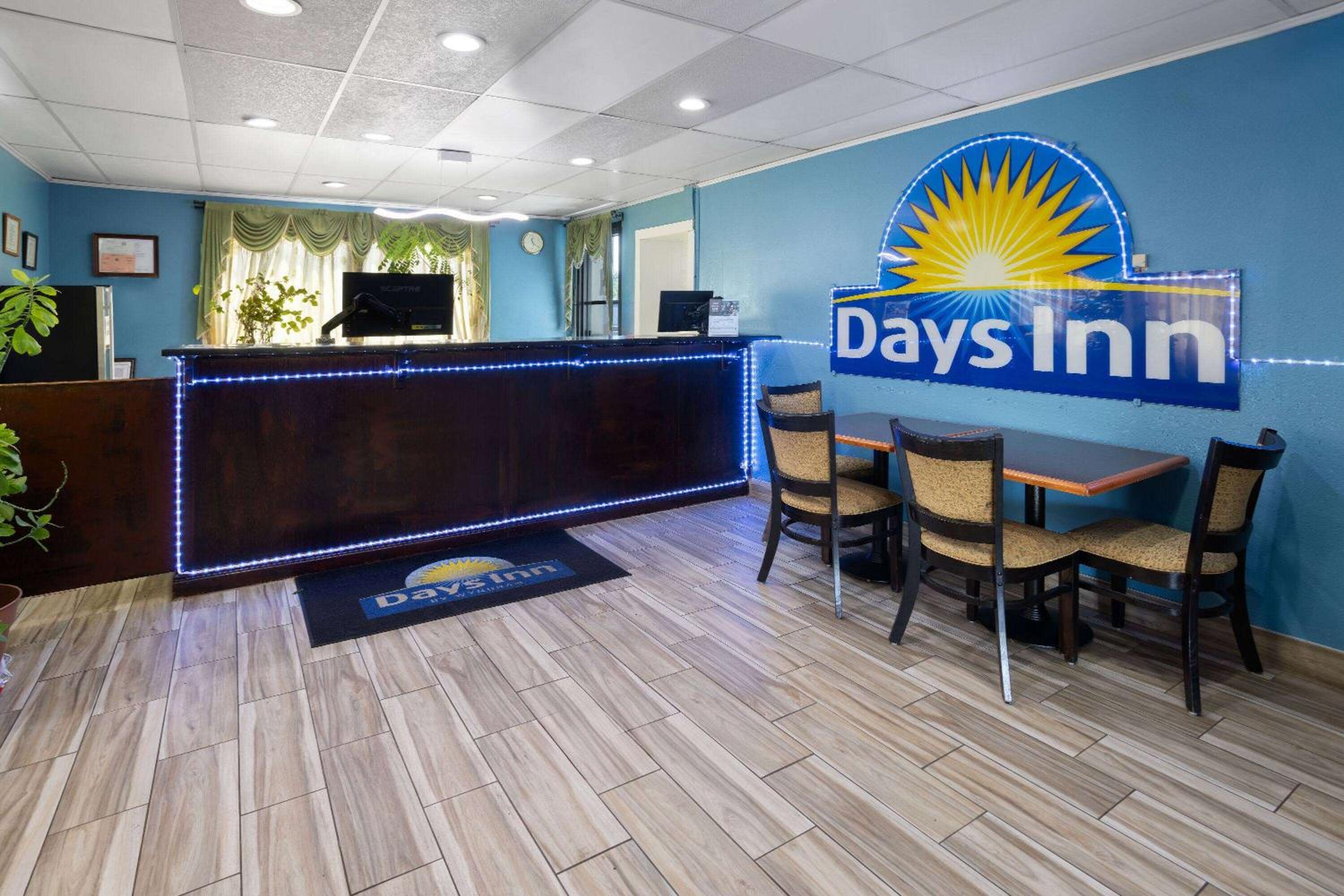 Days Inn by Wyndham Queensbury/Lake George view 4