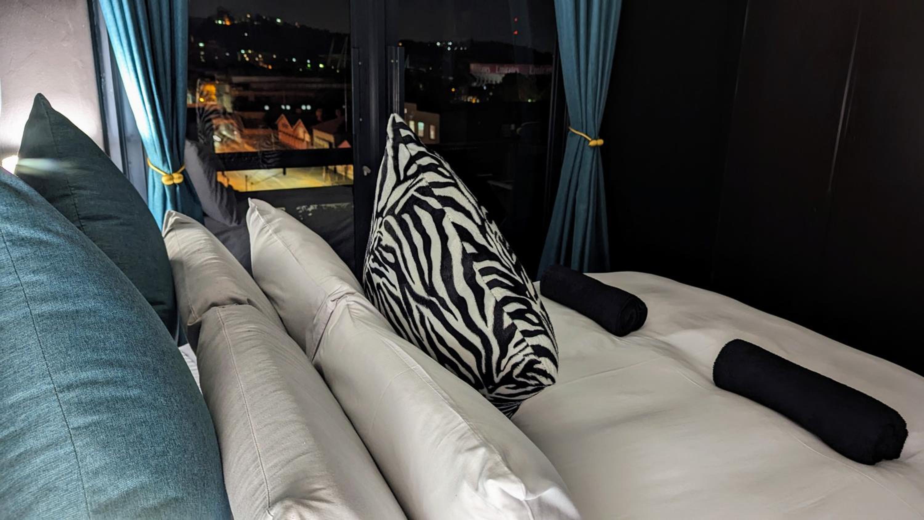 Maboneng Designer 1 Bedroom Apartment near Ellis Park - Full Backup Water & Electric - Hallmark House