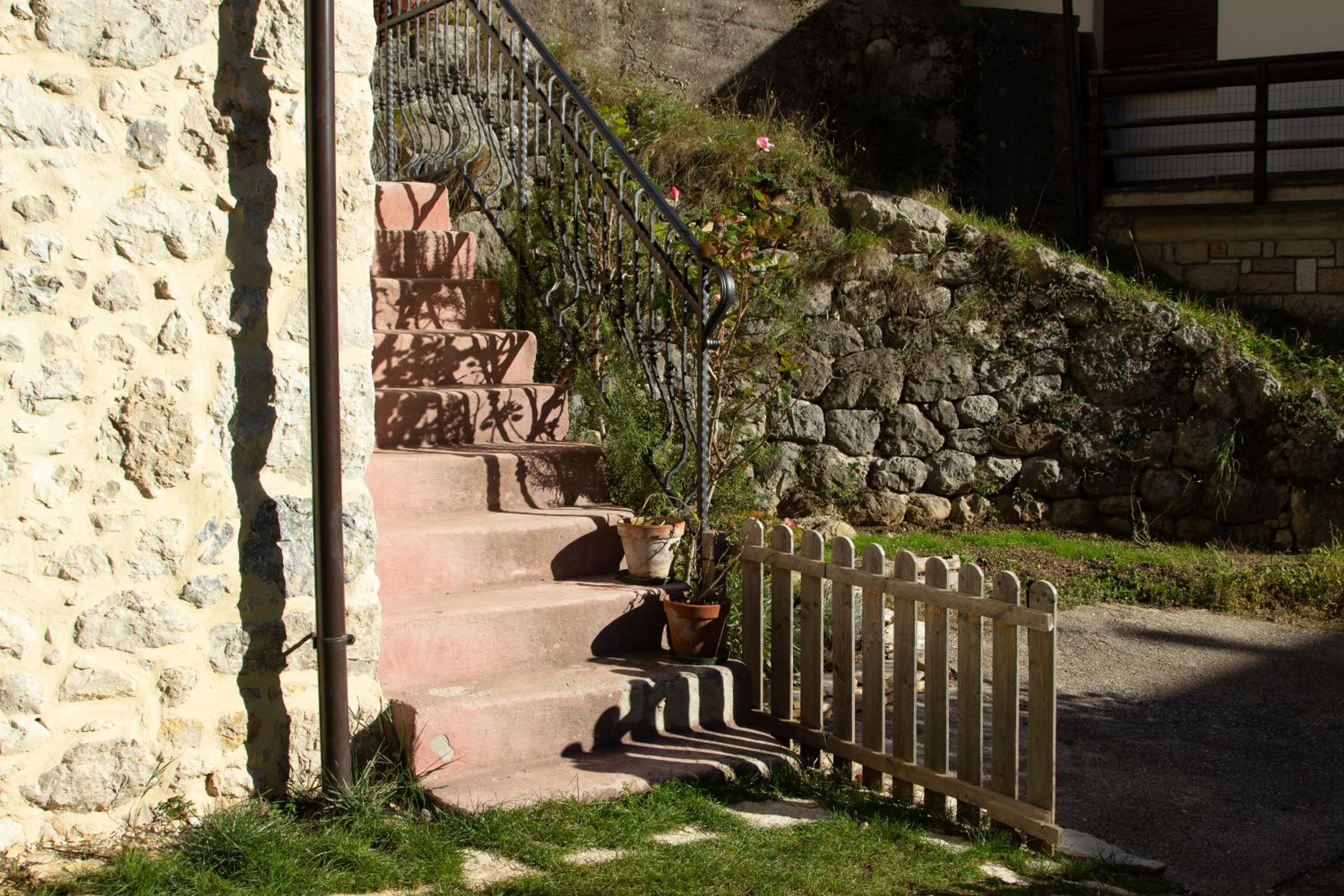 Valdastico Casetta in sasso con giardino