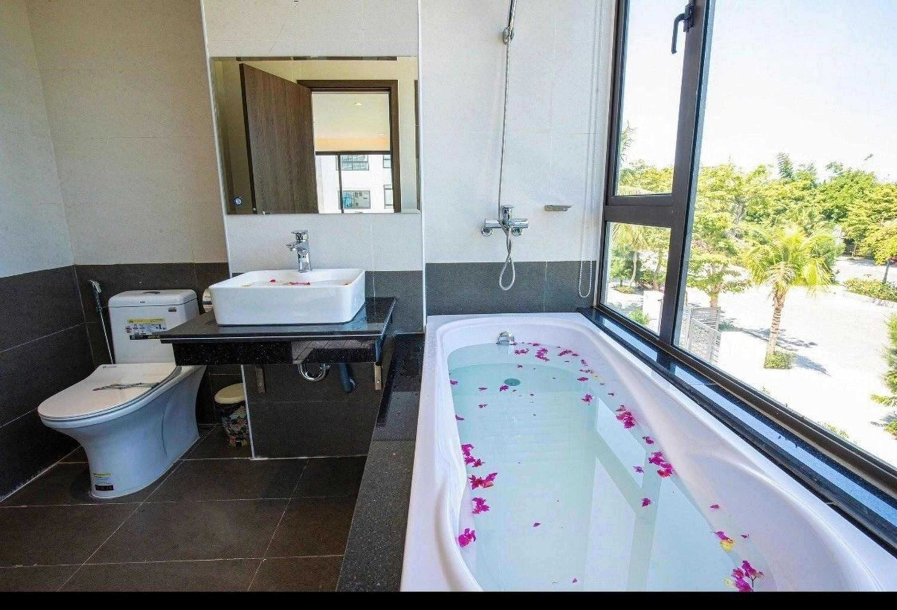 Villa FLC Sầm Sơn - Cạnh Bể Bơi Vô Cực view 2