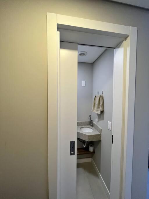 Apartamento 2 Suítes com piscina e churrasqueira, ao lado da UFSC