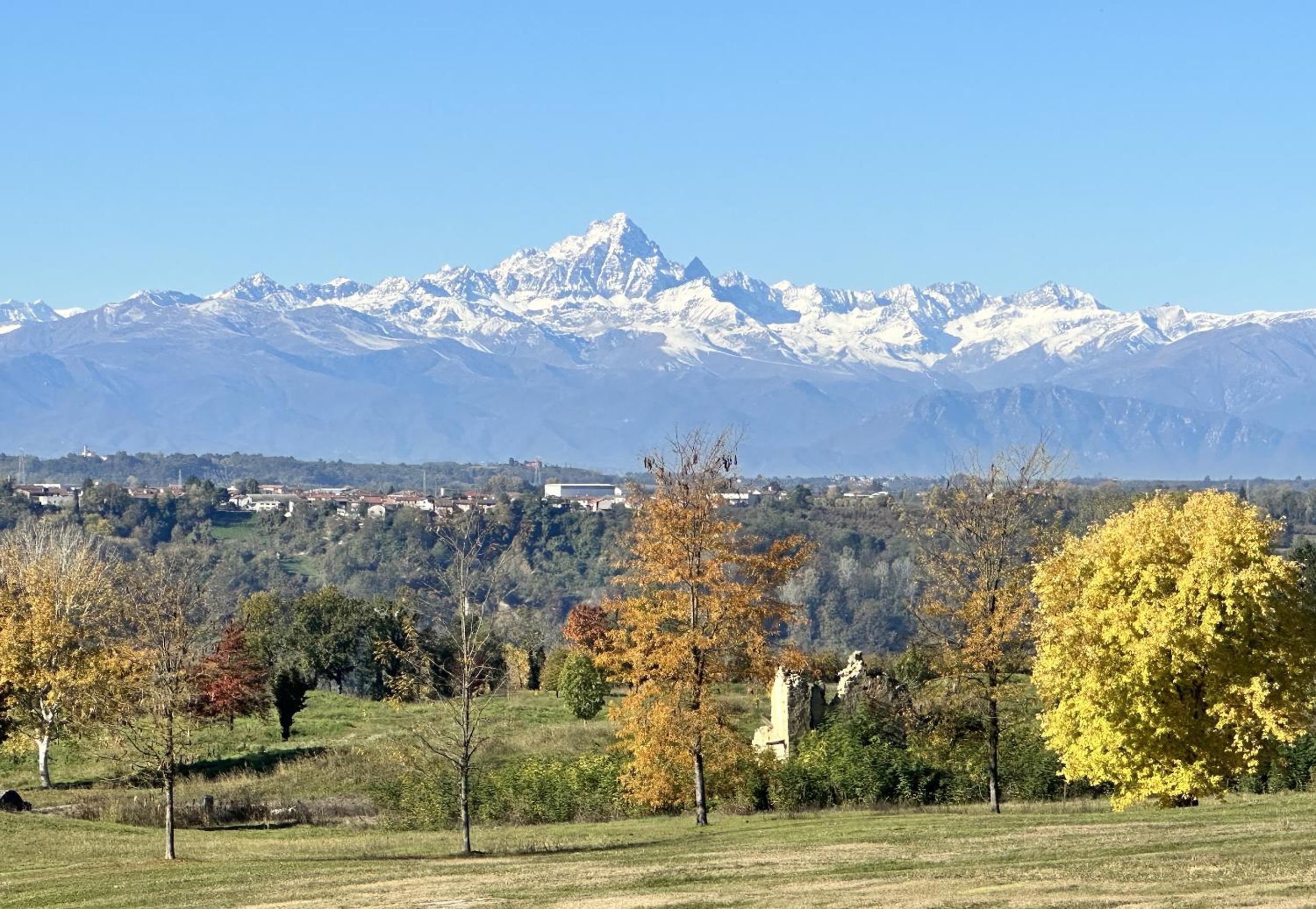 Just Langhe Casa Dolcetto view 2