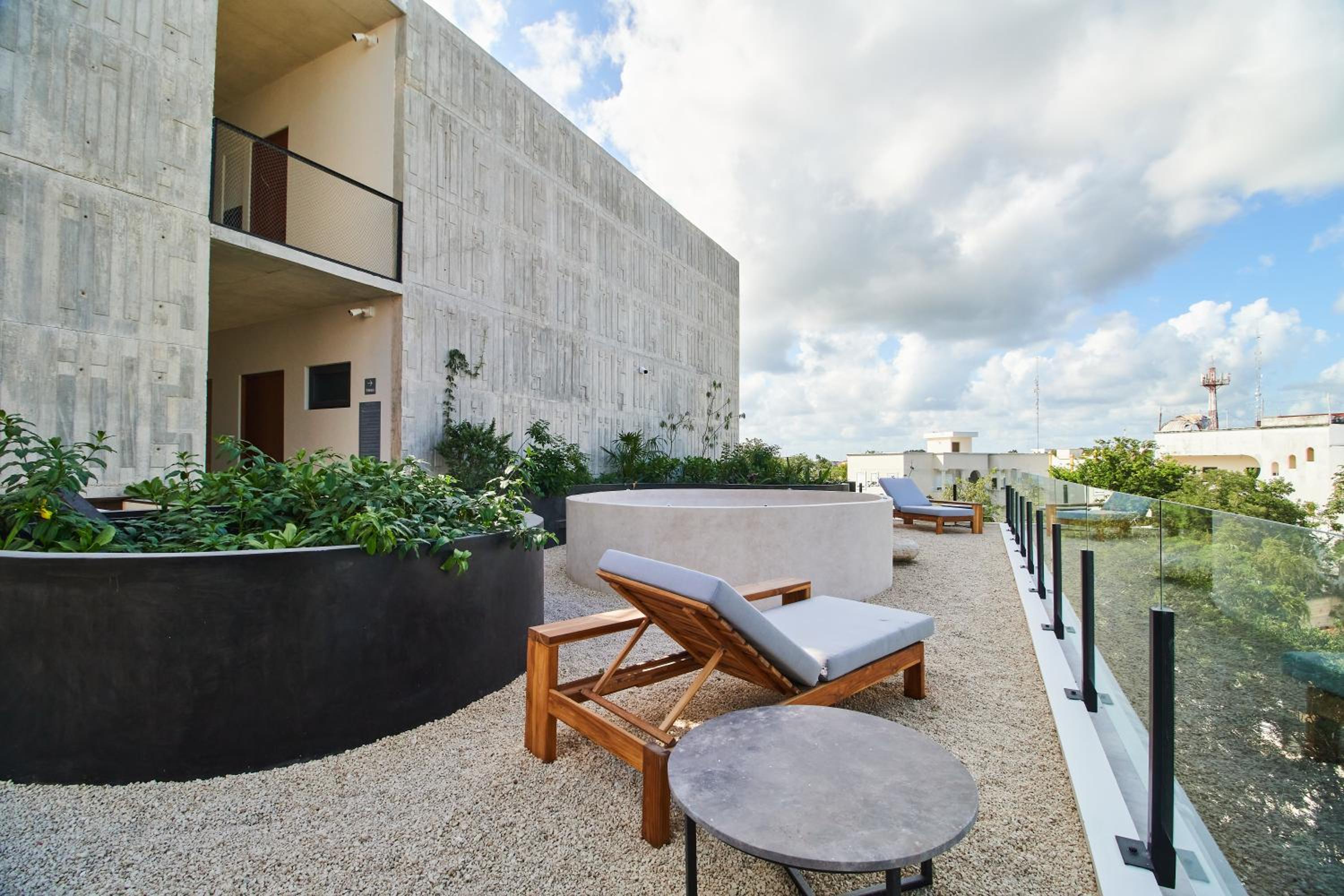 James Bond - Centric studio & Private Plunge Pool & Beach club access view 4