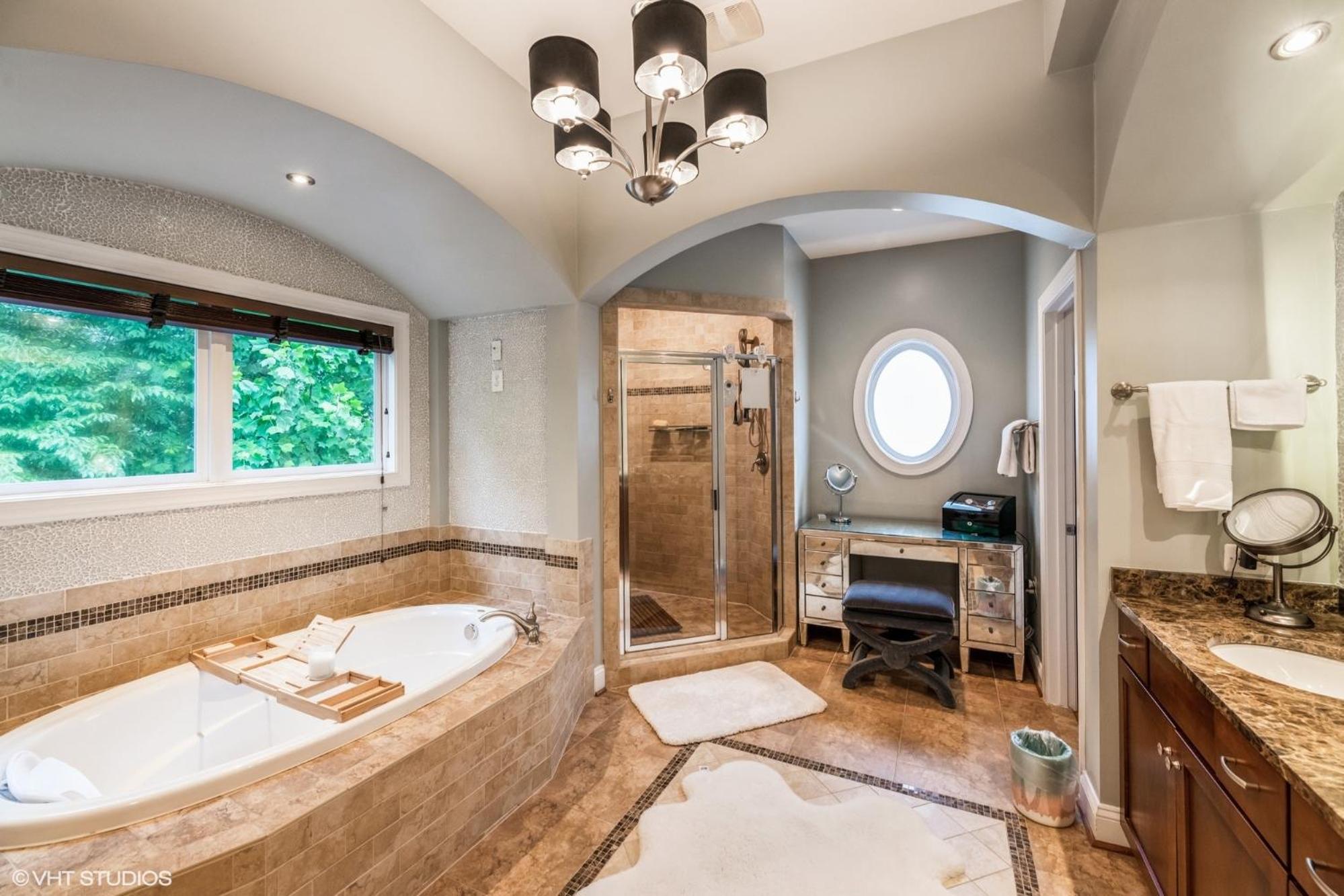 Luxury Retreat with Family Feel: Perfect Getaway! view 4