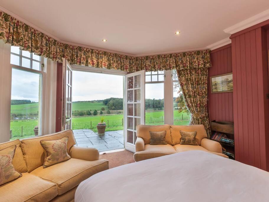 Country Lodge within Castle Ruins and own Loch 20 mins to St Andrews view 2