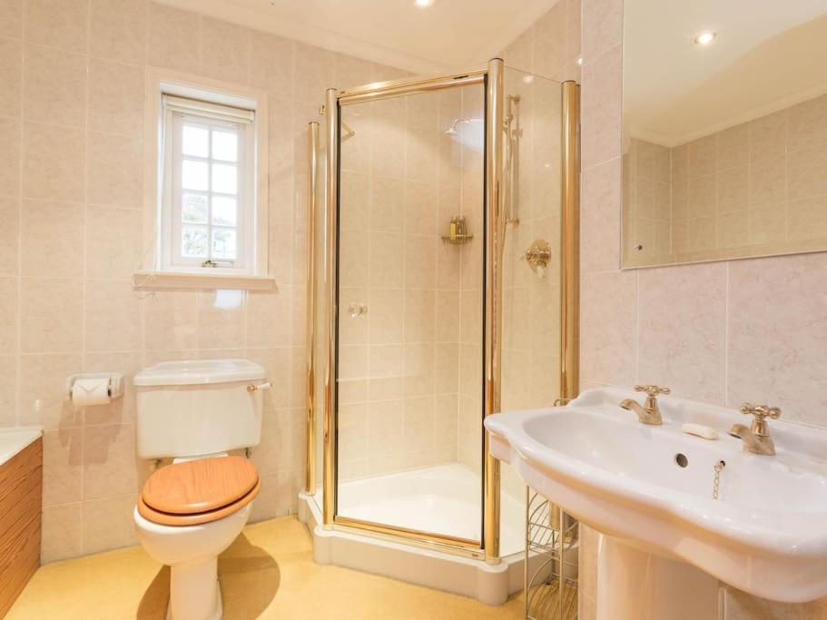 Country Lodge within Castle Ruins and own Loch 20 mins to St Andrews view 4