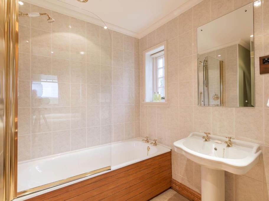 Country Lodge within Castle Ruins and own Loch 20 mins to St Andrews view 5