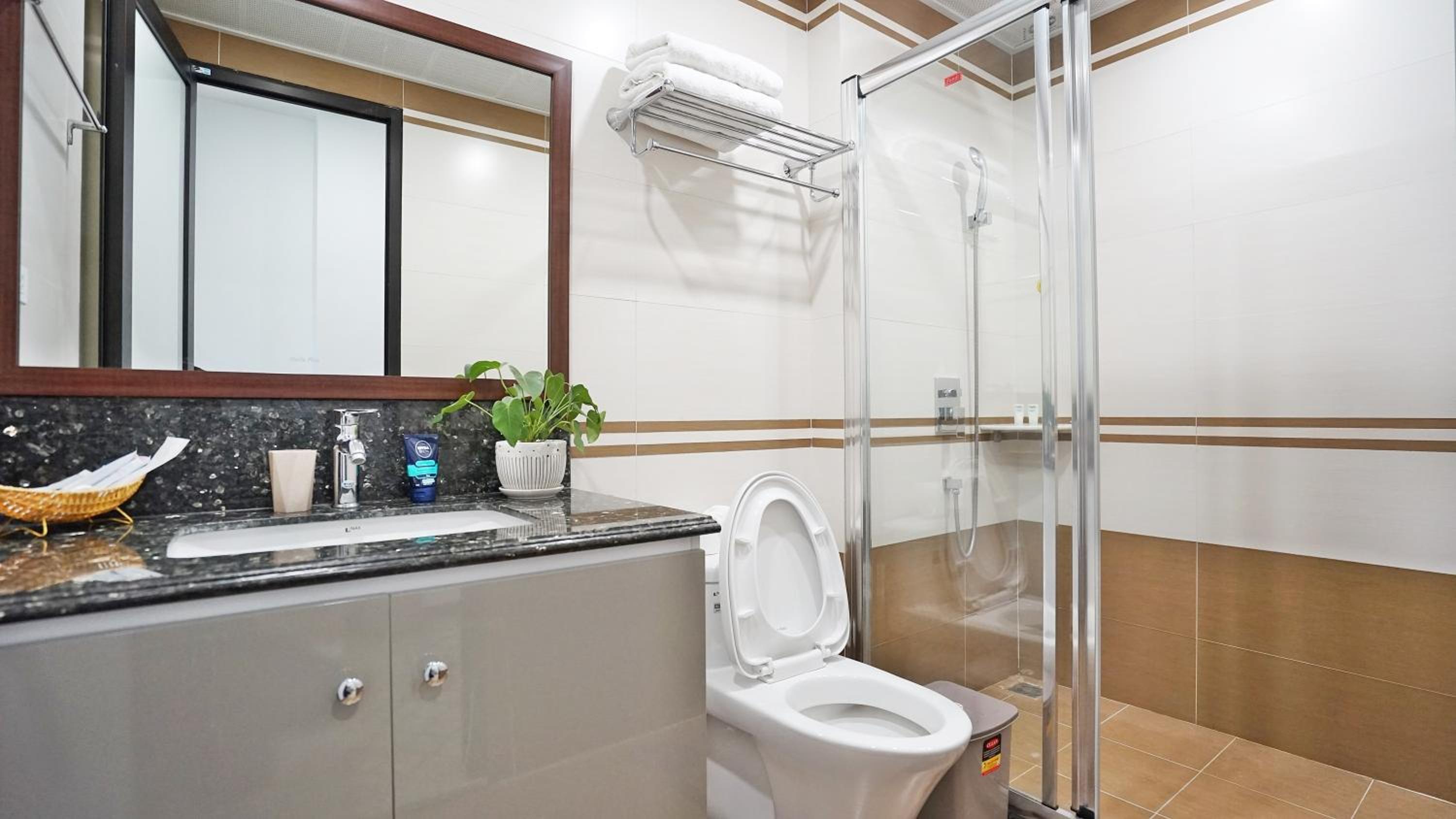 CL# Stylist Studio Apt* Kitchen/Wash*Cat Linh Station