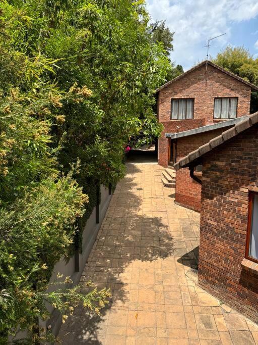 Johannesburg Vacations - Beautiful Sandton Family Home - Property Image 33