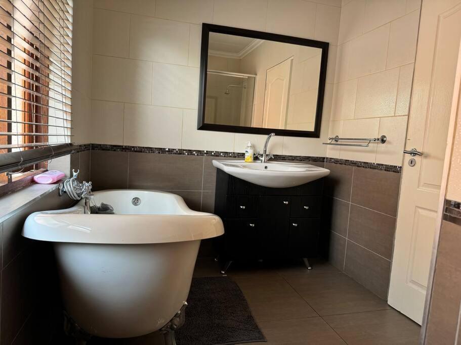 Johannesburg Vacations - Beautiful Sandton Family Home - Property Image 35