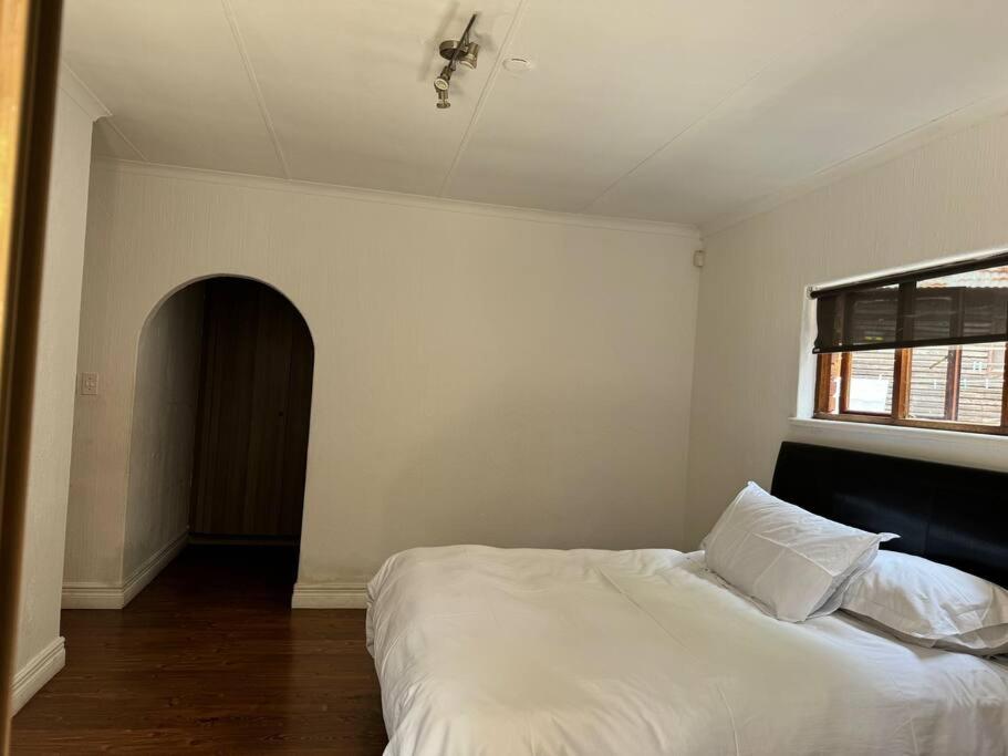 Johannesburg Vacations - Beautiful Sandton Family Home - Property Image 36