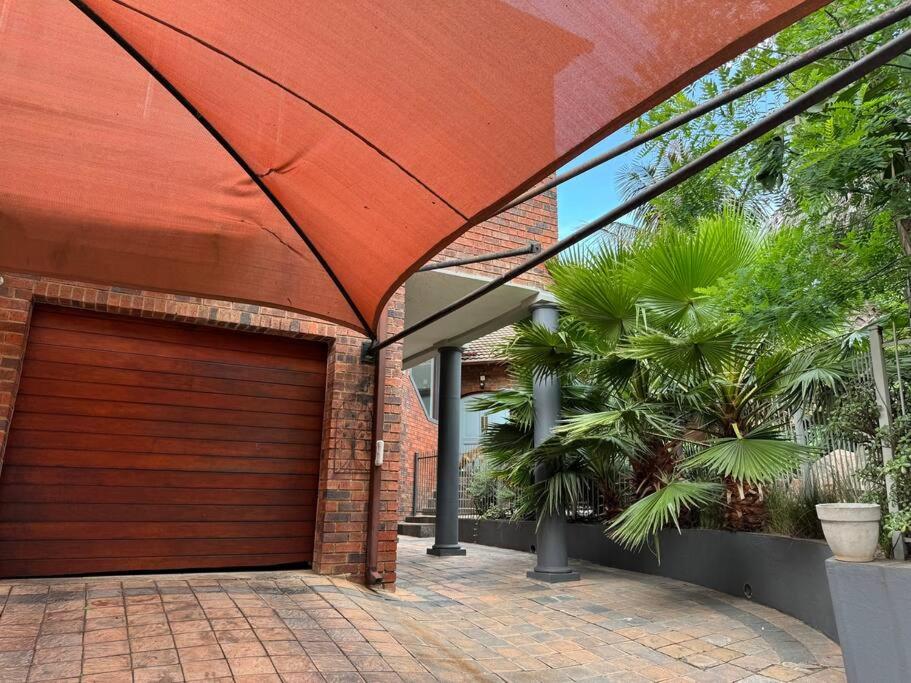 Johannesburg Vacations - Beautiful Sandton Family Home - Property Image 11