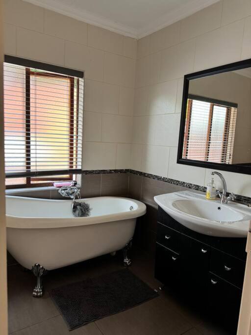 Johannesburg Vacations - Beautiful Sandton Family Home - Property Image 13